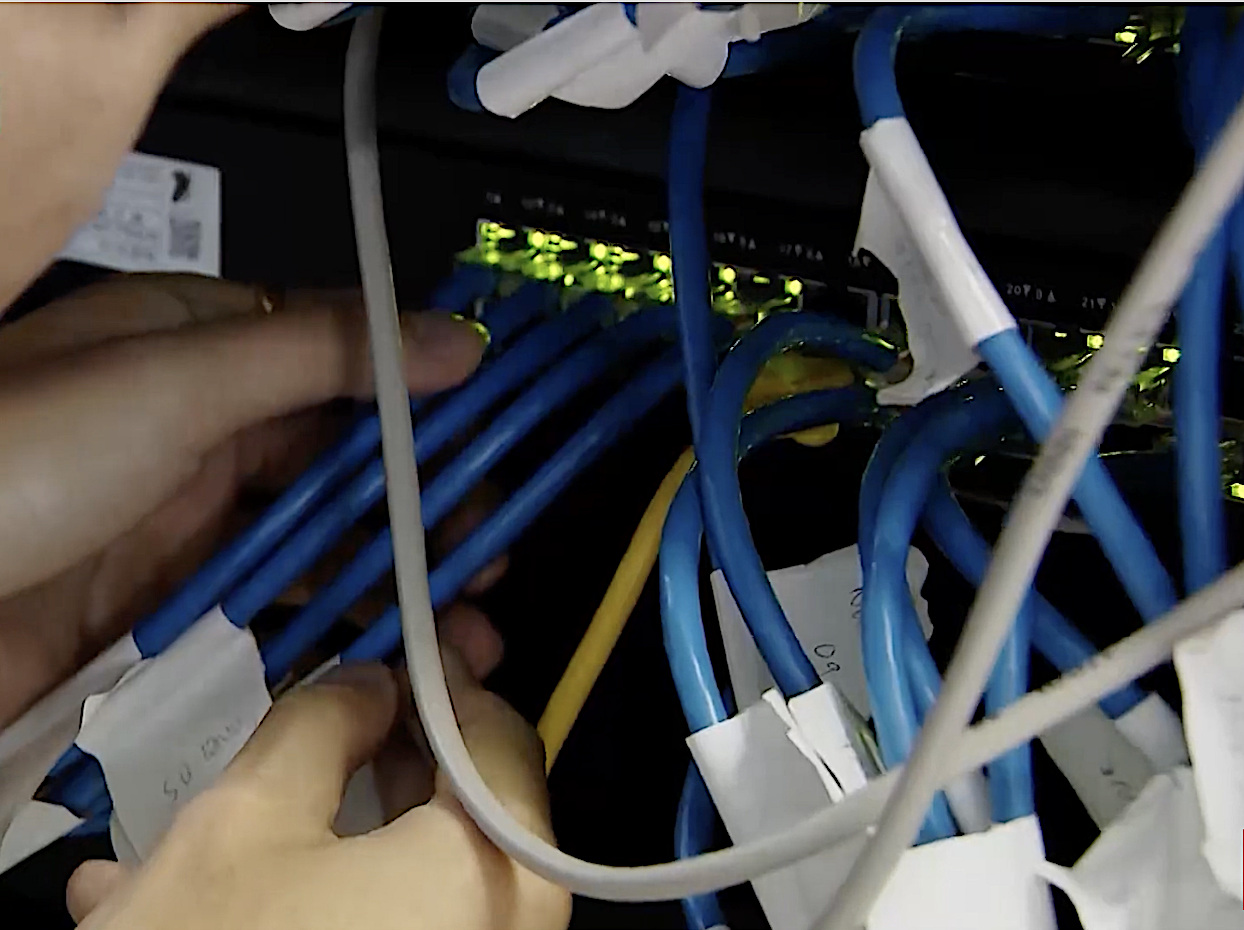 Cùng với công tác tuyên truyền, việc phổ cập dịch vụ internet, mạng di động hỗ trợ người nghèo sử dụng các dịch vụ viễn thông, ứng dụng công nghệ thông tin được tỉnh xác định là giải pháp quan trọng để giảm nghèo thông tin.