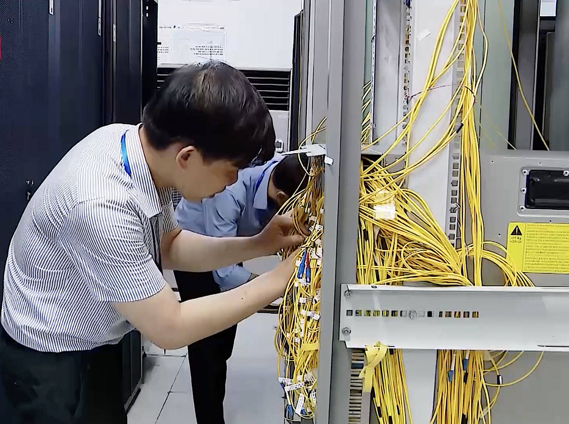 Các cổng thông tin điện tử, website của tỉnh và các ngành, địa phương, hệ thống truyền thanh cơ sở; cấp phát hành tờ rơi, tờ gấp… giúp người dân người dân dễ dàng tiếp cận thông tin về chủ trương, chính sách giảm nghèo của Đảng, Nhà nước và của địa phương.