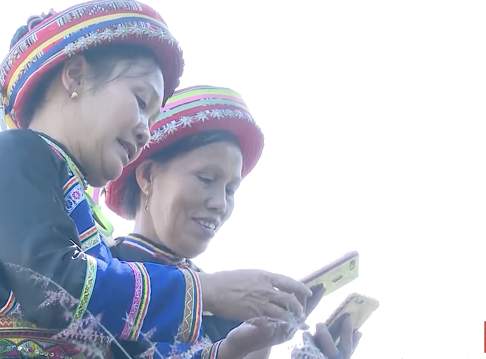 Các Tổ Công nghệ số cộng đồng của xã đã tích cực hỗ trợ, hướng dẫn người dân nói chung và các hộ nghèo nói riêng cách sử dụng các dịch vụ viễn thông, internet để tìm kiếm thông tin, cập nhật kiến thức.