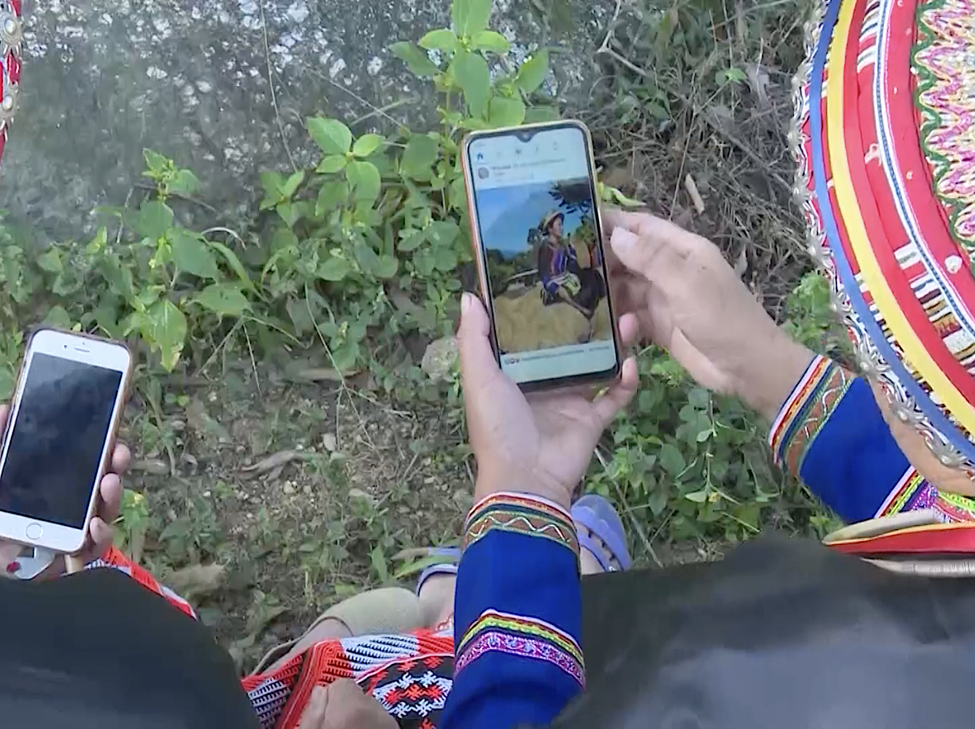 Thời gian qua, Đảng và Nhà nước chú trọng tăng cường đầu tư nâng cấp hạ tầng công nghệ thông tin, chất lượng dịch vụ viễn thông, ưu tiên các khu vực miền núi và đồng bào dân tộc thiểu số; hỗ trợ phổ cập điện thoại thông minh giá rẻ cho người nghèo, người có hoàn cảnh khó khăn…