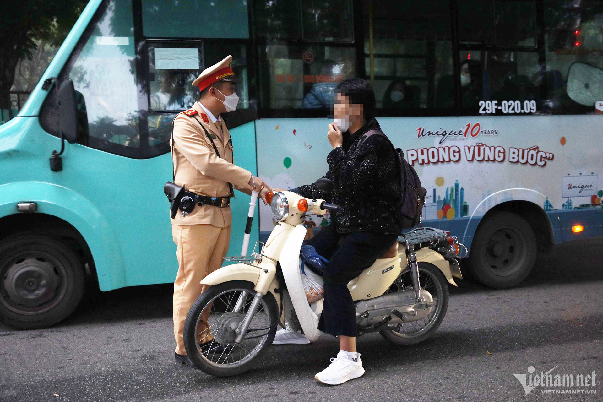 View - Giao xe máy cho con đi học, phụ huynh luống cuống trình bày lý do với CSGT