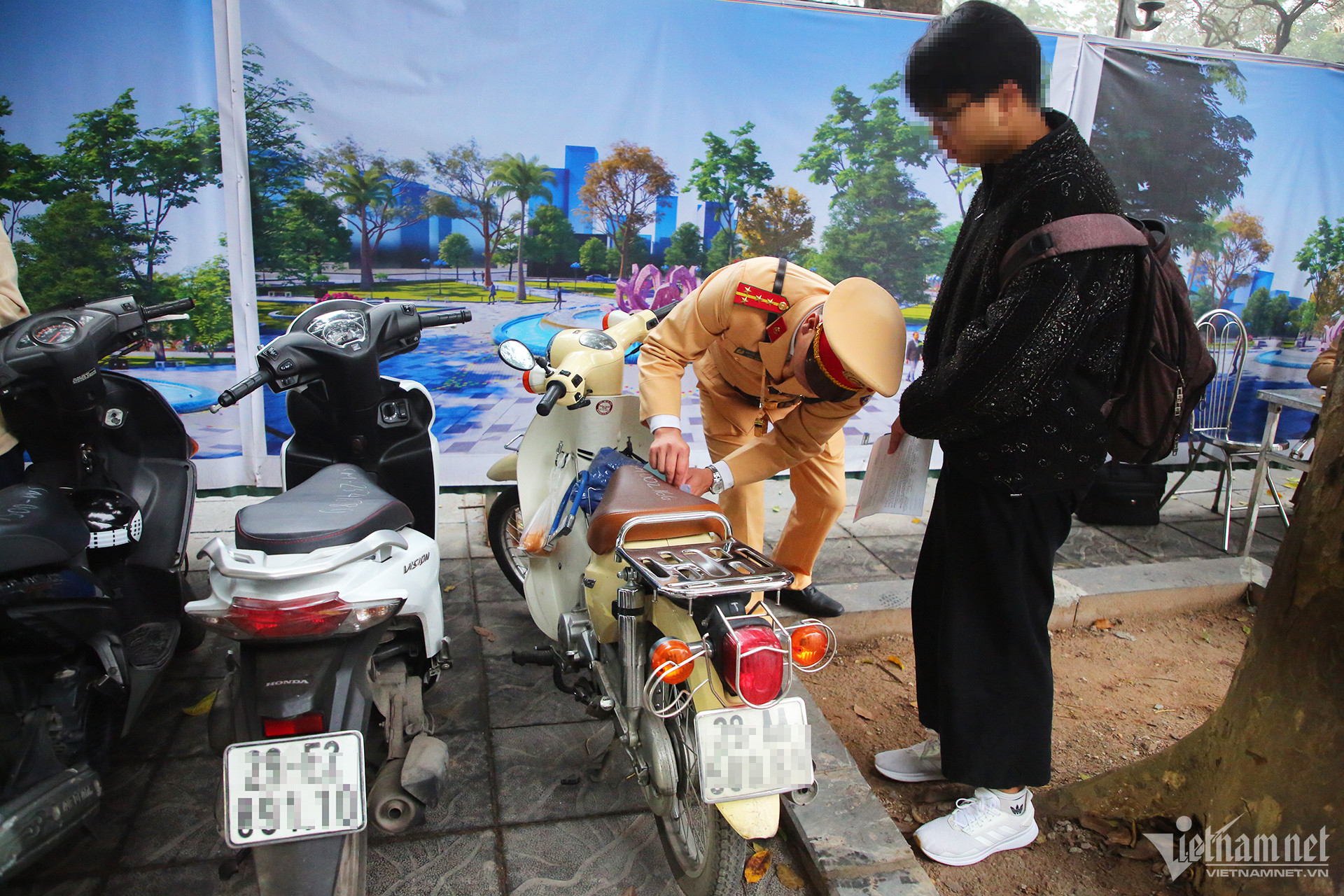 View - Giao xe máy cho con đi học, phụ huynh luống cuống trình bày lý do với CSGT