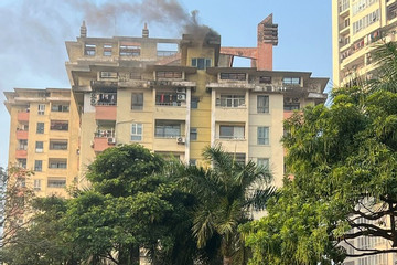 Cháy nhà chứa rác tại chung cư ở Hà Nội, khói đen ngùn ngụt bốc cao
