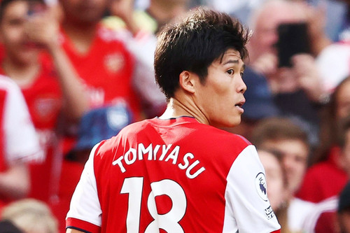 Arsenal tăng lương gấp đôi cho hậu vệ Nhật Bản