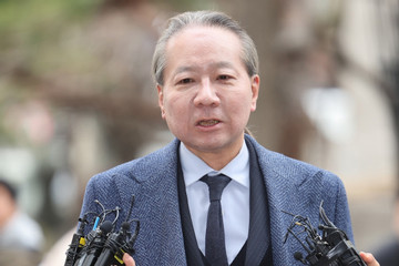 Lãnh đạo hiệp hội bác sĩ lớn nhất Hàn Quốc bị cảnh sát thẩm vấn, cấm xuất cảnh