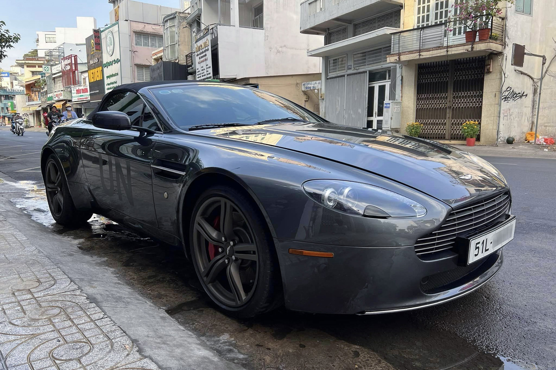 Ông Đặng Lê Nguyên Vũ bất ngờ tậu Aston Martin Vantage mui trần hàng hiếm