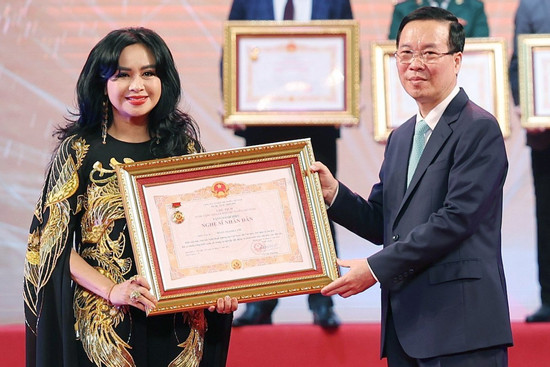 Thanh Lam mang danh hiệu NSND về tặng chồng, bật mí về đám cưới