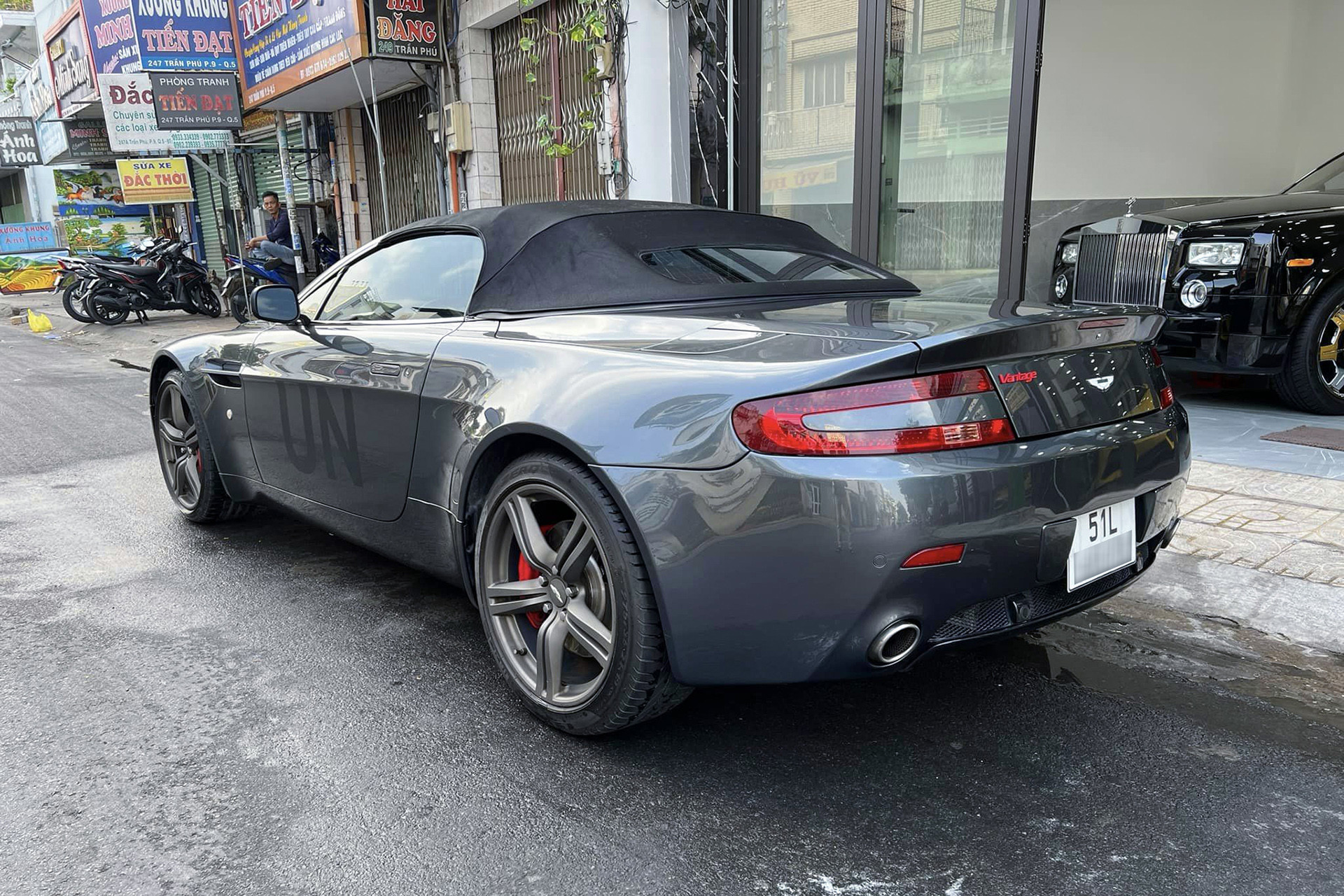 vantage roadster 3.jpg