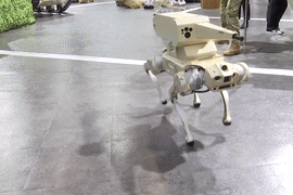 Chó robot của Trung Quốc mang theo vũ khí, bắn súng hơn xạ thủ chuyên nghiệp