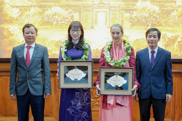 Hai phụ nữ nước ngoài được tỉnh Thừa Thiên Huế vinh danh 'Công dân danh dự'
