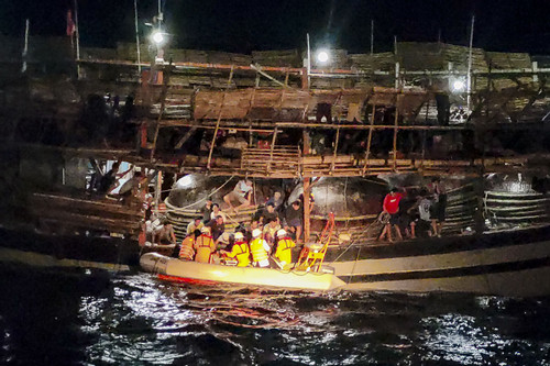 Hành trình giành giật sự sống cho ngư dân sau 28 tiếng mất tích trên biển
