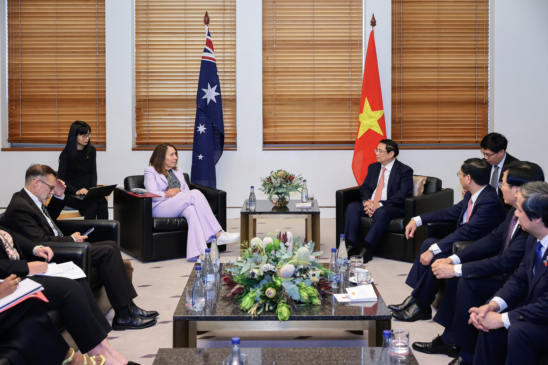 View - Thủ tướng hội kiến Toàn quyền và lãnh đạo Thượng viện, Hạ viện Australia
