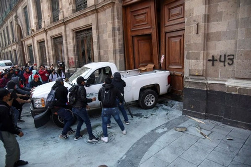 Video khoảnh khắc người biểu tình dùng ô tô đâm sập cửa phủ Tổng thống Mexico