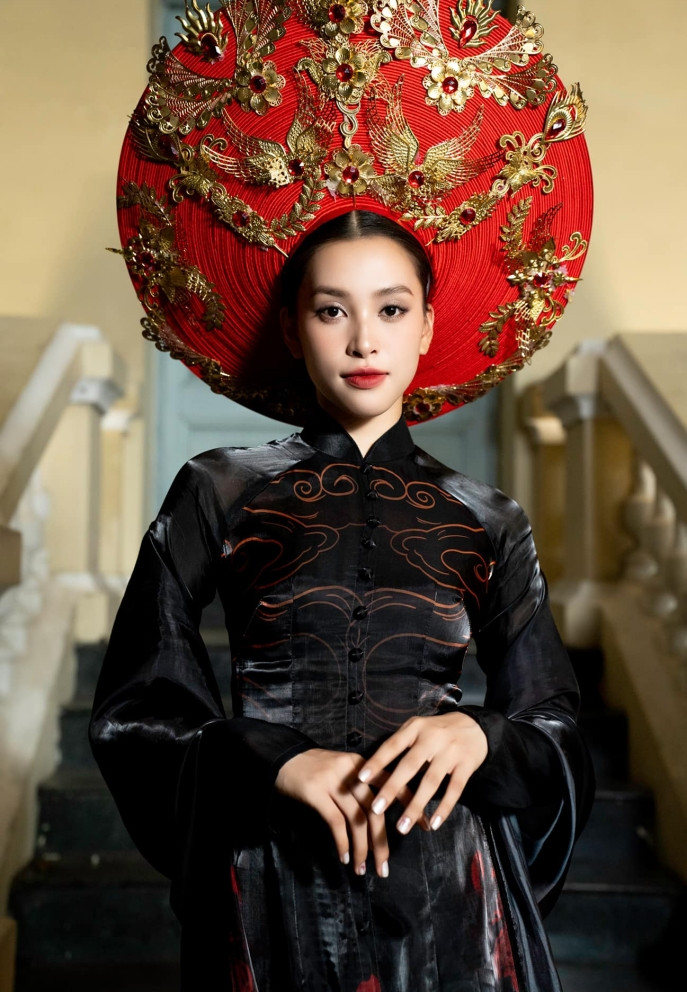 View - Hoa hậu Tiểu Vy diện áo dài 10m khoe dáng trên sàn catwalk