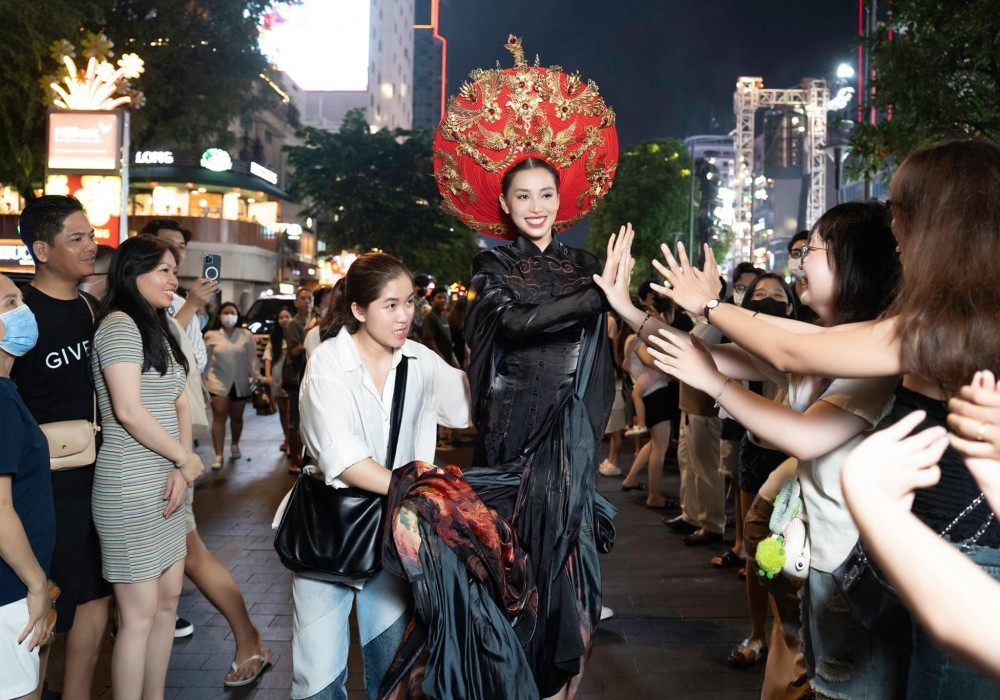 View - Hoa hậu Tiểu Vy diện áo dài 10m khoe dáng trên sàn catwalk