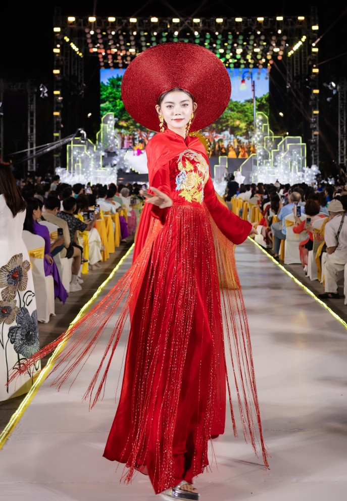 View - Hoa hậu Tiểu Vy diện áo dài 10m khoe dáng trên sàn catwalk