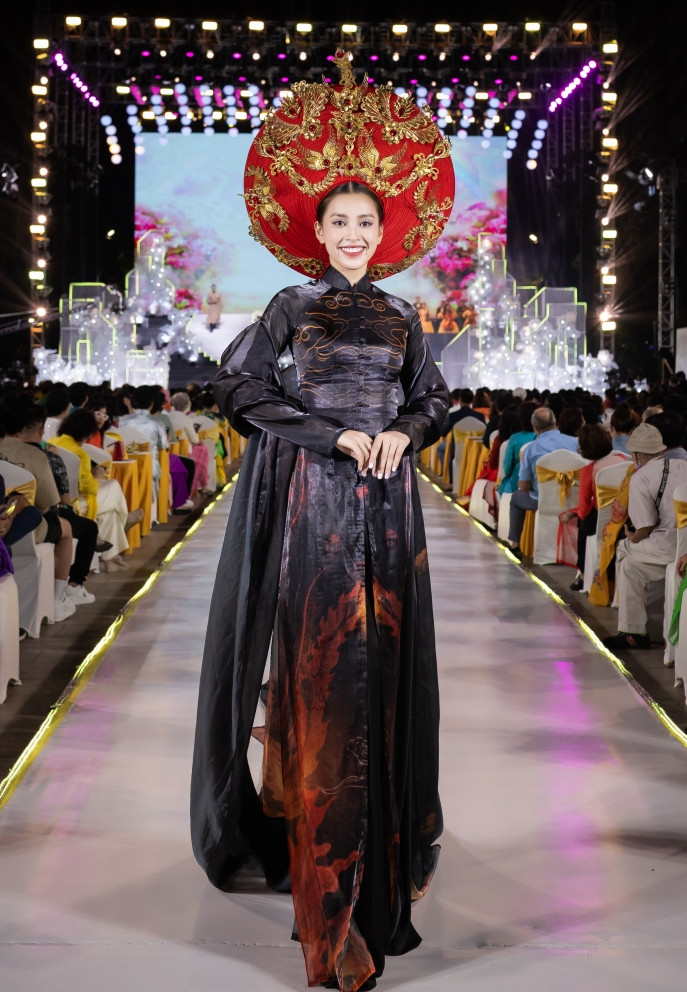 View - Hoa hậu Tiểu Vy diện áo dài 10m khoe dáng trên sàn catwalk