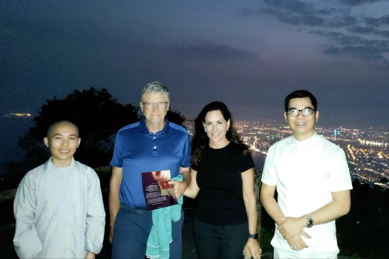 Bill Gates departs Da Nang after four-day holiday