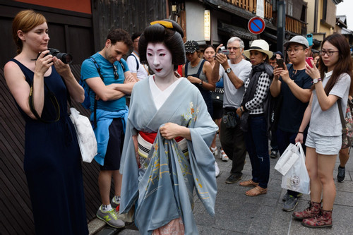 Cố đô Nhật bảo vệ geisha trước sự tấn công của khách du lịch