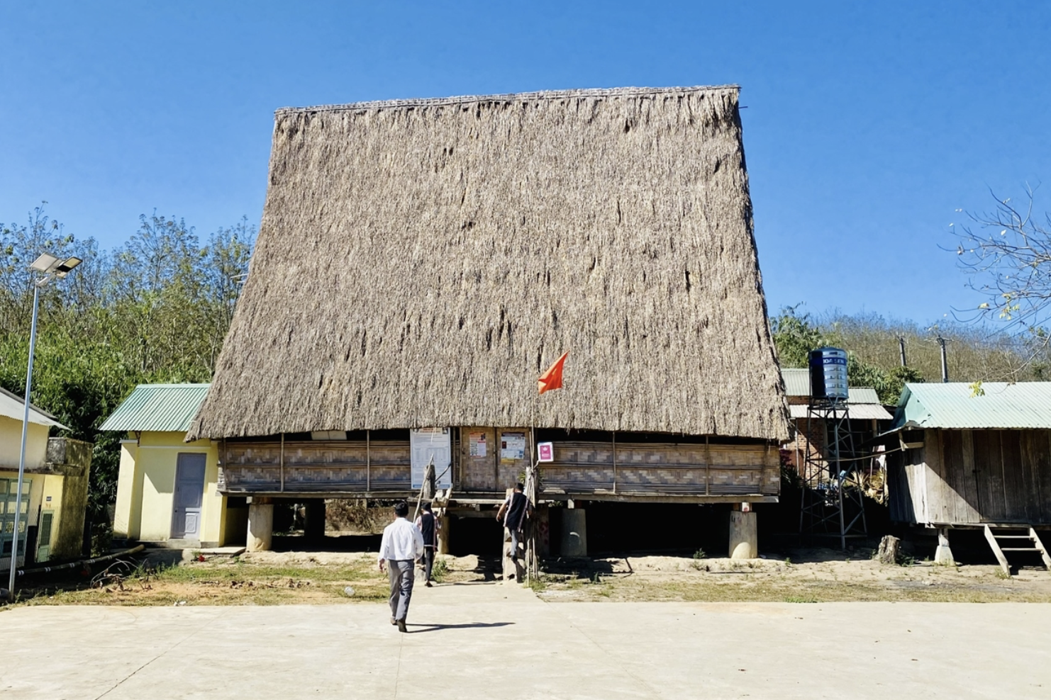 Hoàn thiện cơ sở vật chất thay đổi diện mạo vùng dân tộc thiểu số ở Đăk Tô