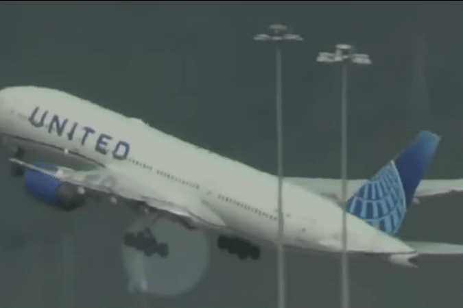 Khoảnh khắc máy bay Boeing 777 chở 249 người rơi bánh khi vừa cất cánh