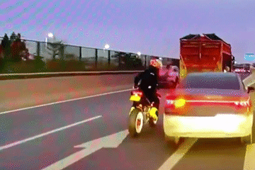 Mâu thuẫn khi tham gia giao thông, người đi xe máy bị ô tô húc văng trên cao tốc