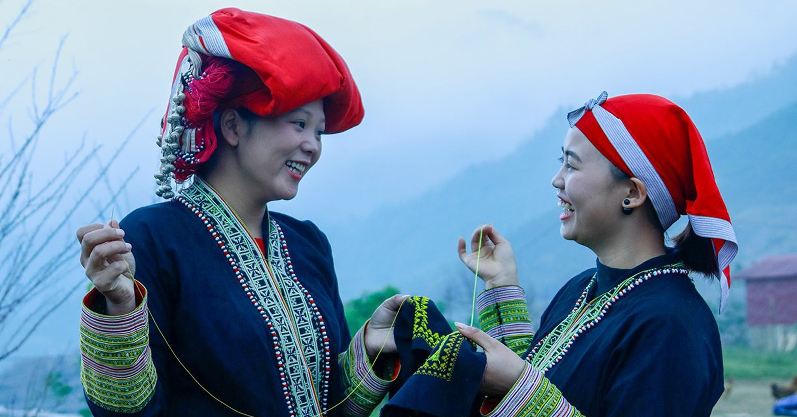 Cô gái người dân tộc Mông xinh đẹp trong điệu múa truyền thống. Ảnh: Phạm Ngọc Bằng