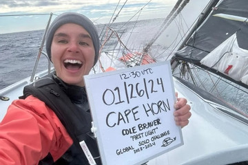 Vượt qua nhiều 'kiếp nạn', cô gái 29 tuổi một mình đi thuyền vòng quanh thế giới