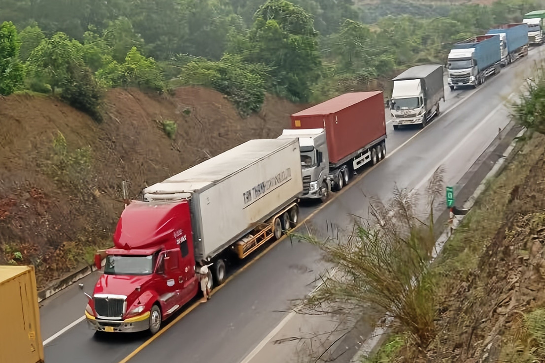 Xe tải lật chắn ngang đường, cao tốc Cam Lộ - La Sơn ùn tắc kéo dài