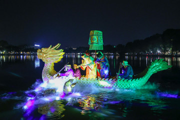 Ấn tượng cảnh Lê Lợi trả gươm báu trên hồ Gươm trong tour đêm đền Ngọc Sơn