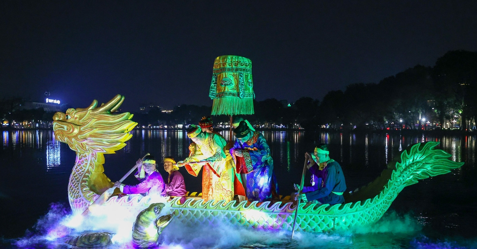 View - Ấn tượng cảnh Lê Lợi trả gươm báu trên hồ Gươm trong tour đêm đền Ngọc Sơn