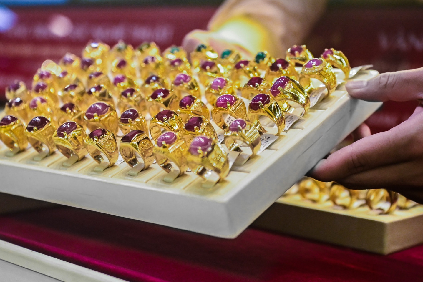 Giá vàng nhẫn tăng vùn vụt, vượt 70 triệu đồng