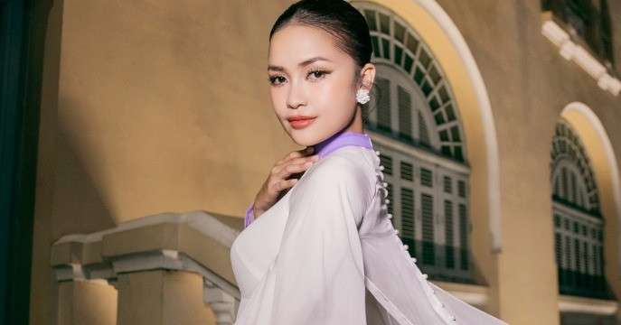 View - Hoa hậu Ngọc Châu mặc áo dài lụa vẽ sen kín đáo vẫn gợi cảm  