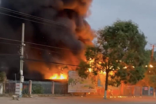 Lửa bùng cháy dữ dội trong khuôn viên trụ sở công an huyện