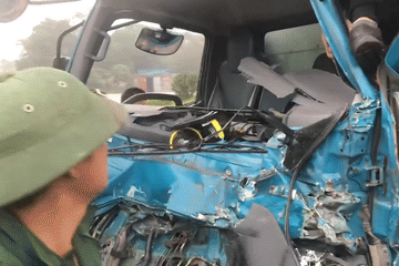 Người dân giải cứu tài xế mắc kẹt trong cabin ô tô ở Hải Dương