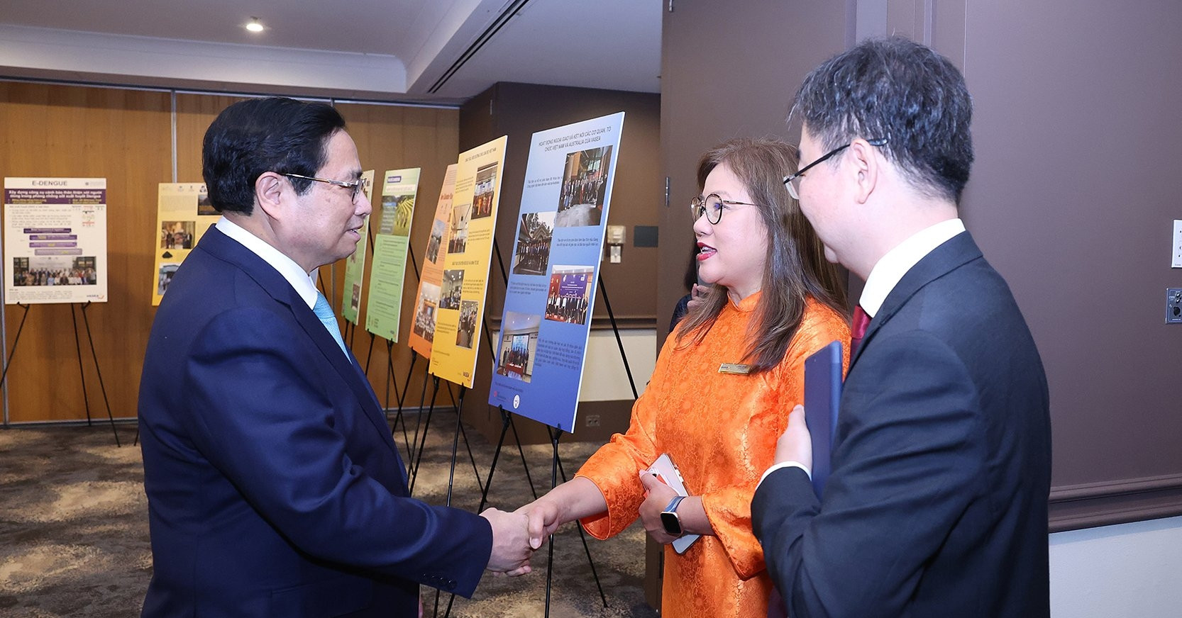 
Thủ tướng Phạm Minh Chính trò chuyện, thăm hỏi các đại biểu và lãnh đạo Hội Trí thức và chuyên gia Việt Nam tại Australia - Ảnh: VGP/Nhật Bắc
