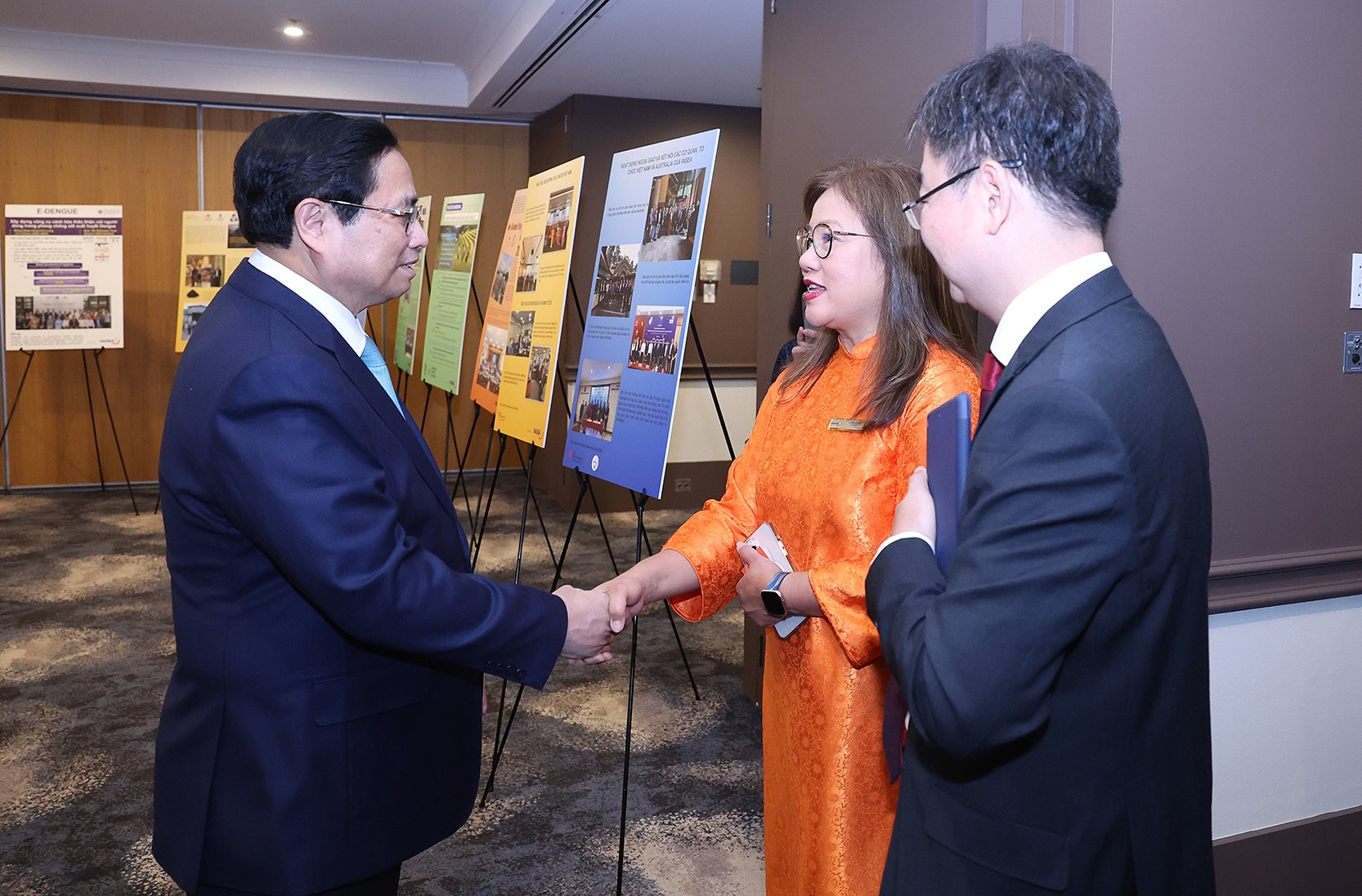 
Thủ tướng Phạm Minh Chính trò chuyện, thăm hỏi các đại biểu và lãnh đạo Hội Trí thức và chuyên gia Việt Nam tại Australia - Ảnh: VGP/Nhật Bắc
