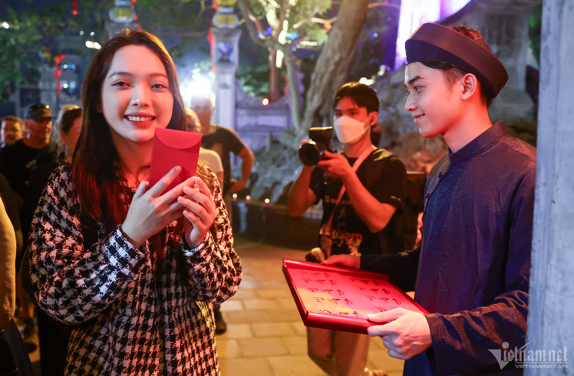 View - Ấn tượng cảnh Lê Lợi trả gươm báu trên hồ Gươm trong tour đêm đền Ngọc Sơn