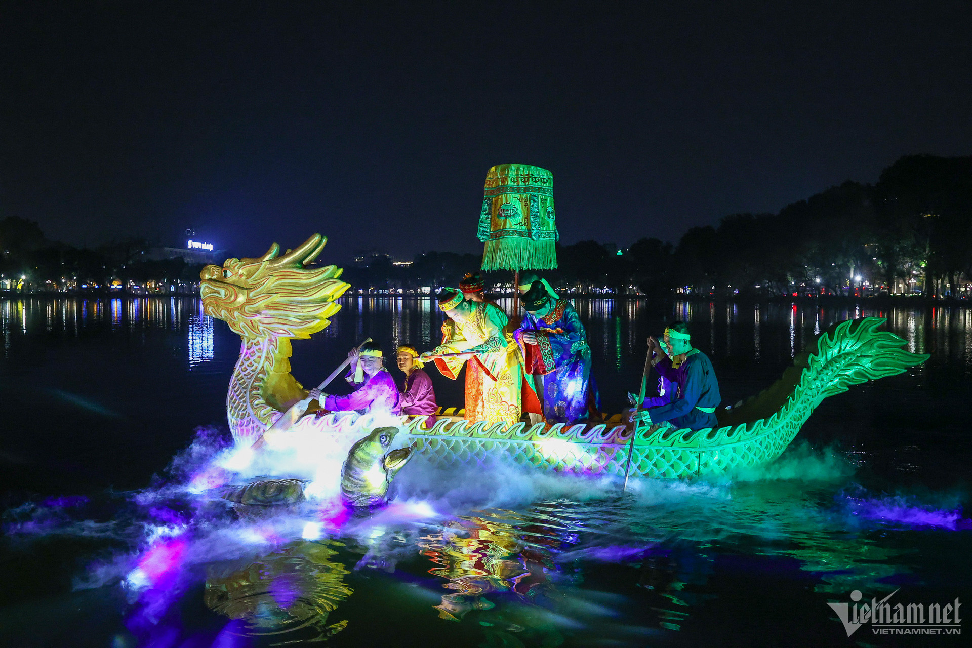 View - Ấn tượng cảnh Lê Lợi trả gươm báu trên hồ Gươm trong tour đêm đền Ngọc Sơn