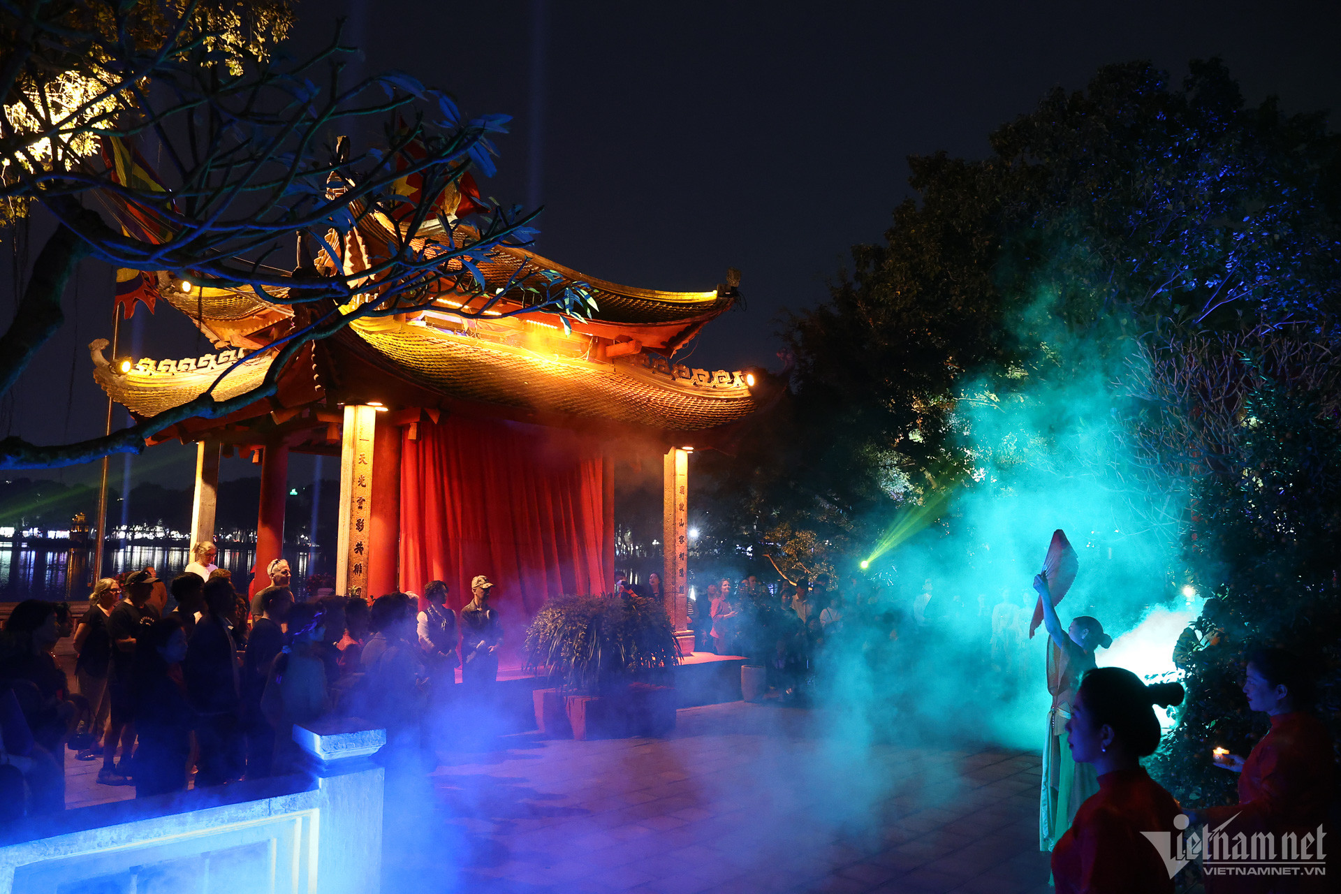 View - Ấn tượng cảnh Lê Lợi trả gươm báu trên hồ Gươm trong tour đêm đền Ngọc Sơn