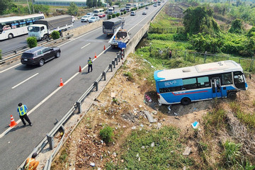 Xe khách 29 chỗ lật trên cao tốc TP.HCM - Trung Lương, nhiều người bị thương