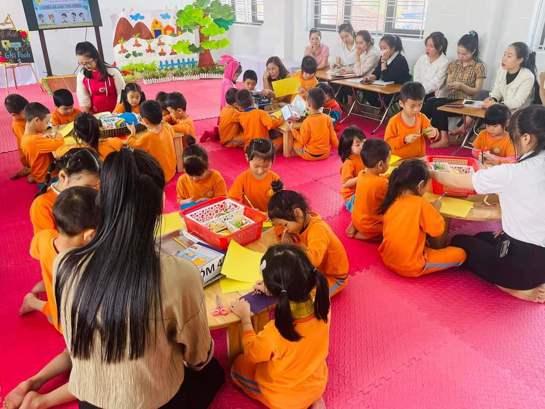 giao vien mam non ap luc tu nhieu phia.jpg