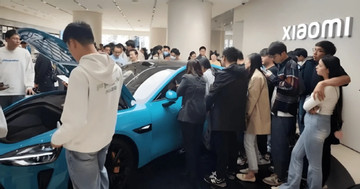 Khách xếp hàng tới 3 giờ sáng lái thử Xiaomi SU7, xe 2024 đã được mua hết