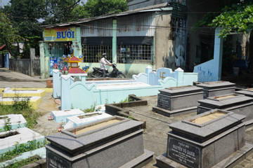 Khu dân cư sống chung với hàng nghìn ngôi mộ ở Đà Nẵng