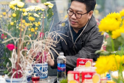 Paying tribute to the deceased in grave-visiting festival