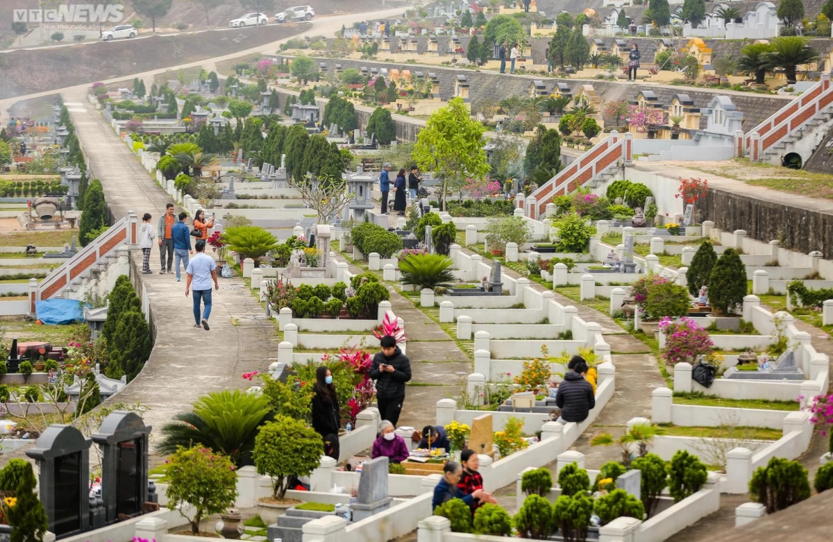paying tribute to the deceased in grave-visiting festival picture 1