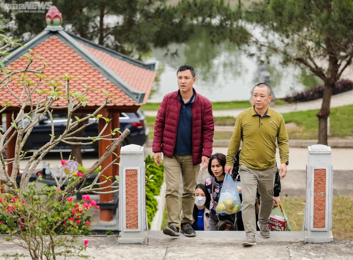 paying tribute to the deceased in grave-visiting festival picture 2