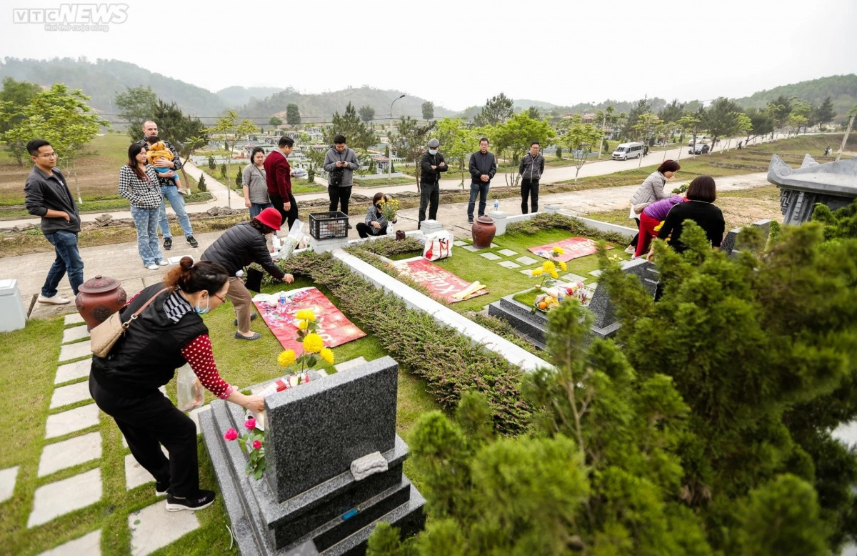 paying tribute to the deceased in grave-visiting festival picture 3