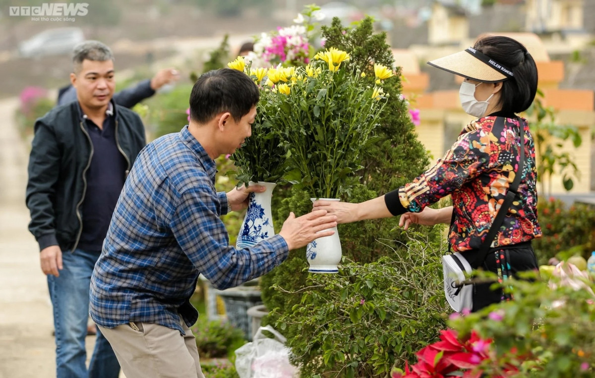 paying tribute to the deceased in grave-visiting festival picture 4