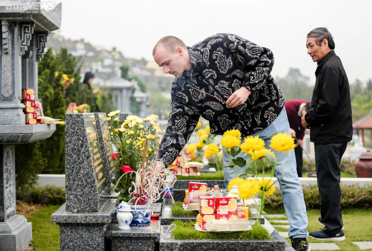 paying tribute to the deceased in grave-visiting festival picture 5